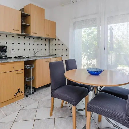 Appartement By The Sea - 21812 Vir