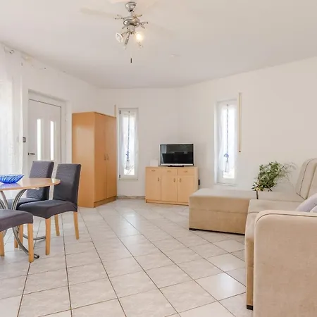 Apartment By The Sea - 21812 Vir